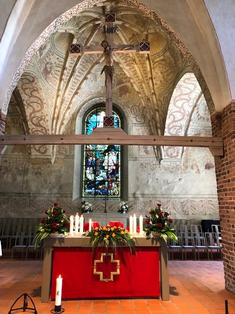 Altaret och koret i Esbo domkyrka då den liturgiska färgen var röd.