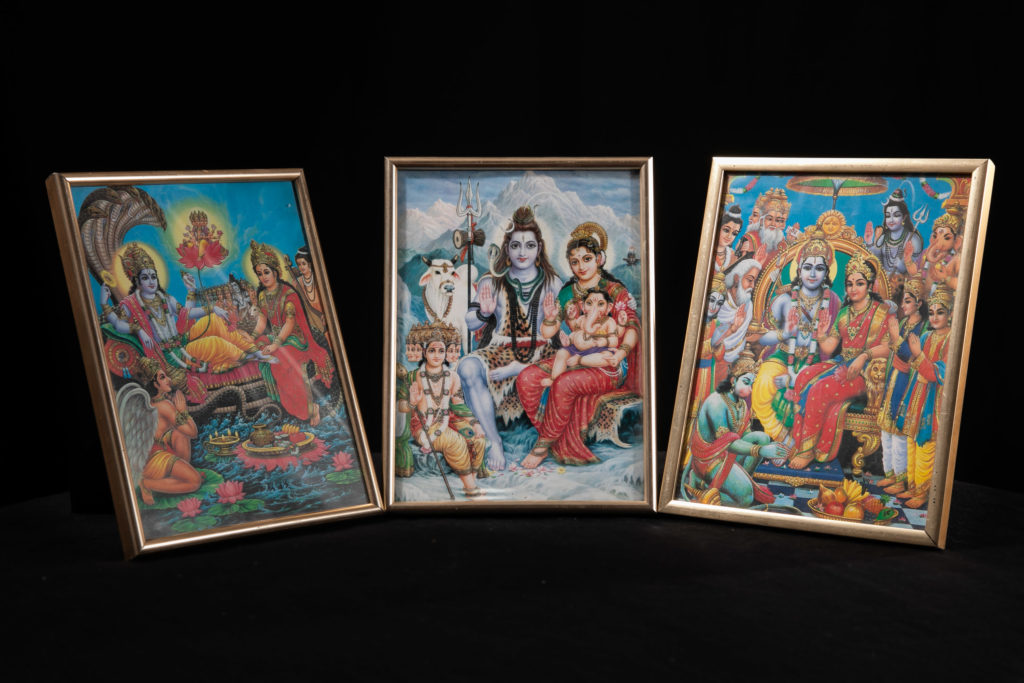 Bilder av hinduistiska gudar.