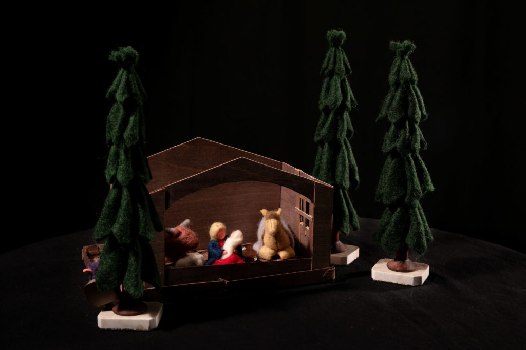 En julkrubba med Jesusbarnet, Josef och Maria
