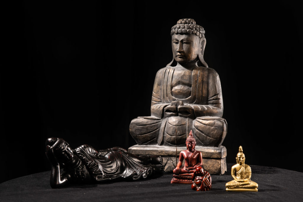Statyer av Buddha i olika ställningar.