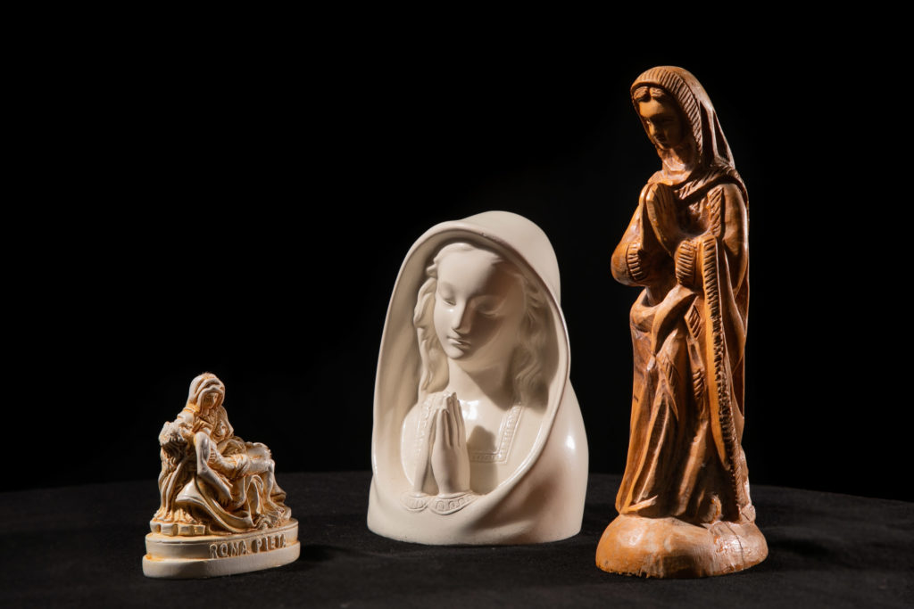 Tre statyer av jungfru Maria