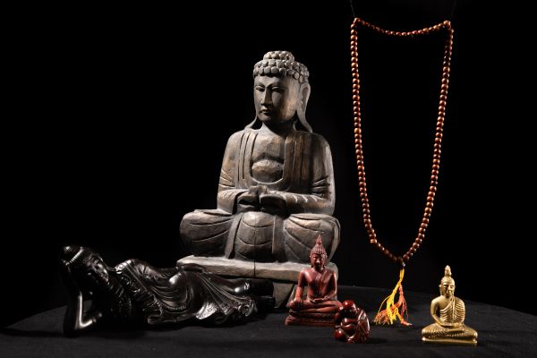 Buddhastatyer och ett buddistiskt radband.