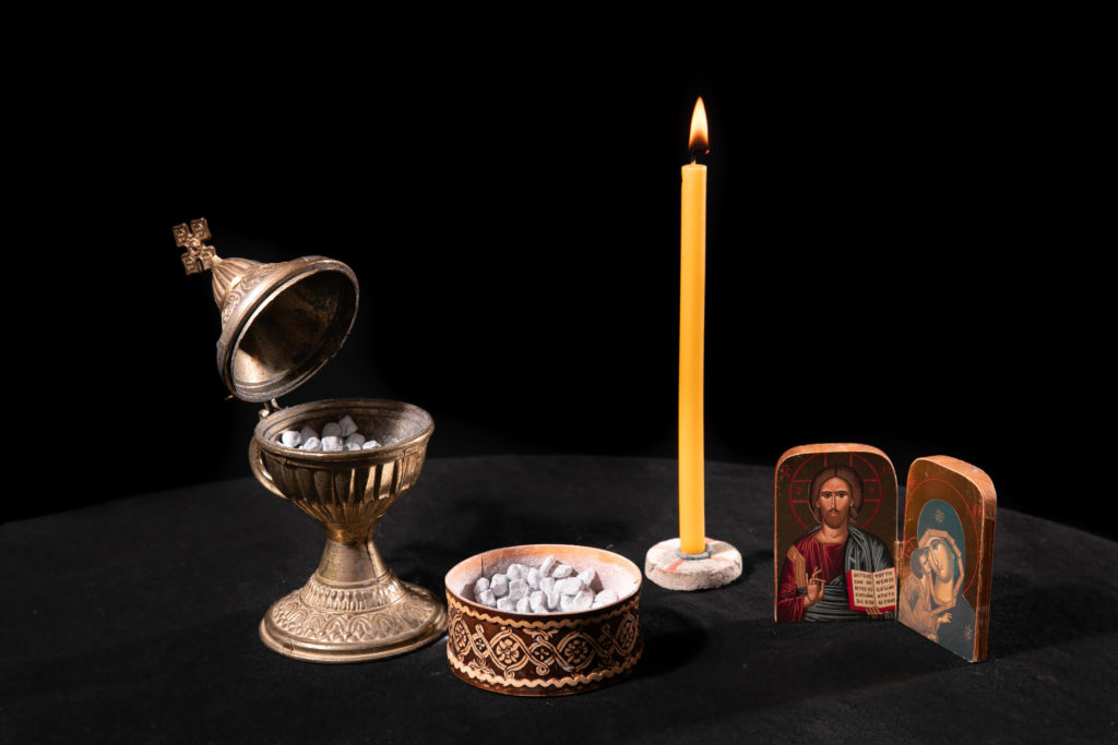 Föremål från den ortodoxa kyrkan; ett rökelsekar, rökelse, ett ljus och en ikon