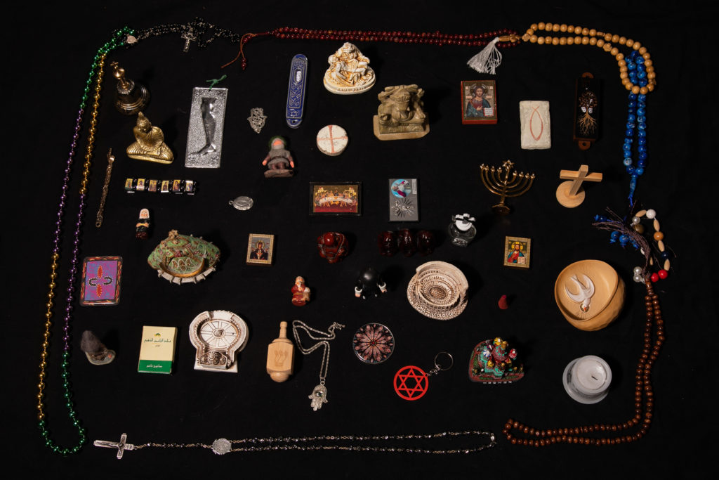 Olika föremål från flera olika religioner.