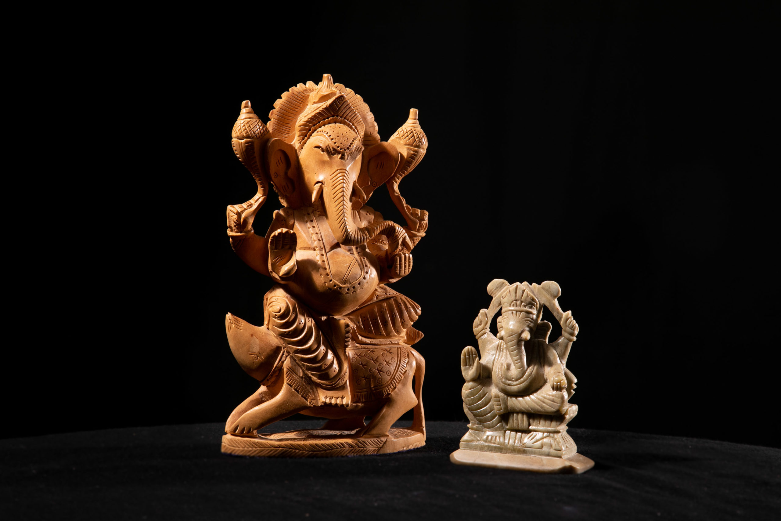Två små statyer av den hinduistiska elefantguden Ganesha.