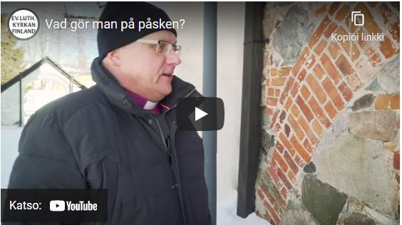 Biskop Bo-Göran Åstrand berättar åt barnen om vad man gör på påsken.
