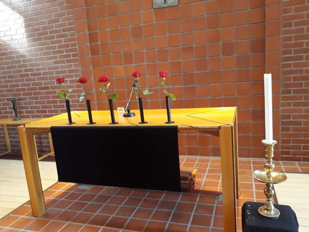 Ett altare med fem rosor